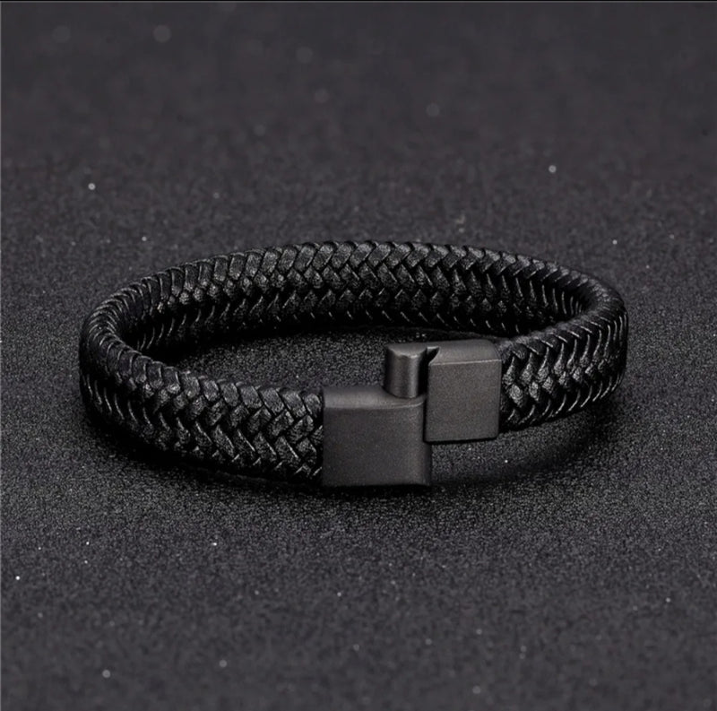 Pulseira de couro masculina com fecho magnético