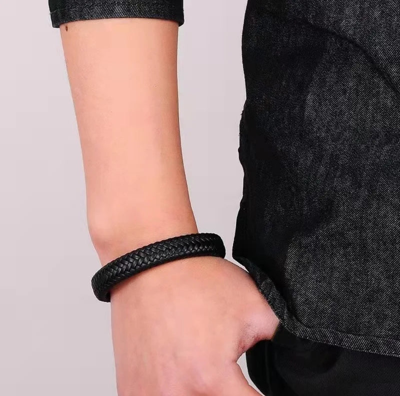 Pulseira de couro masculina com fecho magnético